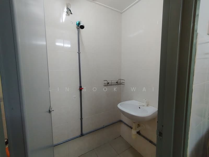 Pangsapuri untuk Dijual di Pangsapuri Puteri 1 - Lin Sook Wai - Bathroom - PropertyGuru.com.my