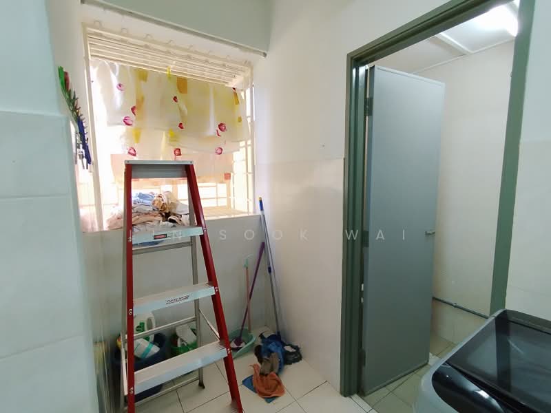 Pangsapuri untuk Dijual di Pangsapuri Puteri 1 - Lin Sook Wai - Yard - PropertyGuru.com.my
