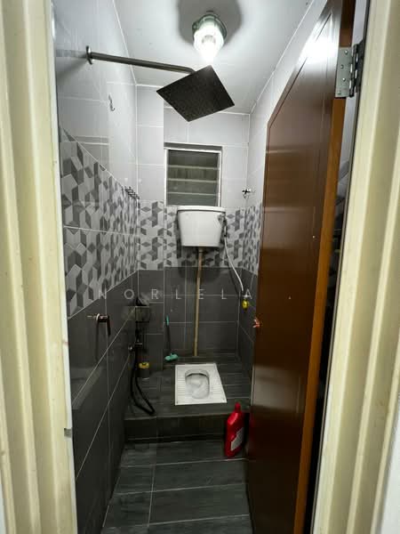 Townhouse for Sale in Balakong (Selangor) - Norlela . - Bathroom - PropertyGuru.com.my