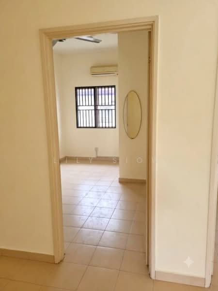Rumah Teres 2 Tingkat untuk Dijual di Bandar Putra Permai (Seri Kembangan) - Lily Siow - Bedroom - fully tiled - PropertyGuru.com.my