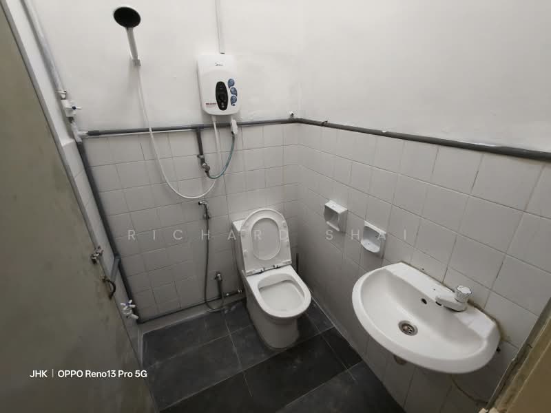 Rumah Teres 2 Tingkat untuk Disewa di Permas Jaya (Johor Bahru) - Richard Shai - Bathroom - PropertyGuru.com.my
