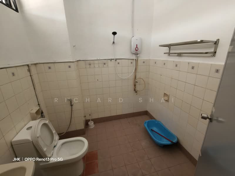Rumah Teres 2 Tingkat untuk Disewa di Permas Jaya (Johor Bahru) - Richard Shai - Bathroom - PropertyGuru.com.my