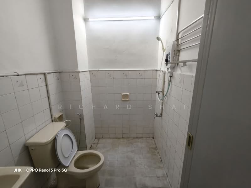 Rumah Teres 2 Tingkat untuk Disewa di Permas Jaya (Johor Bahru) - Richard Shai - Bathroom - PropertyGuru.com.my
