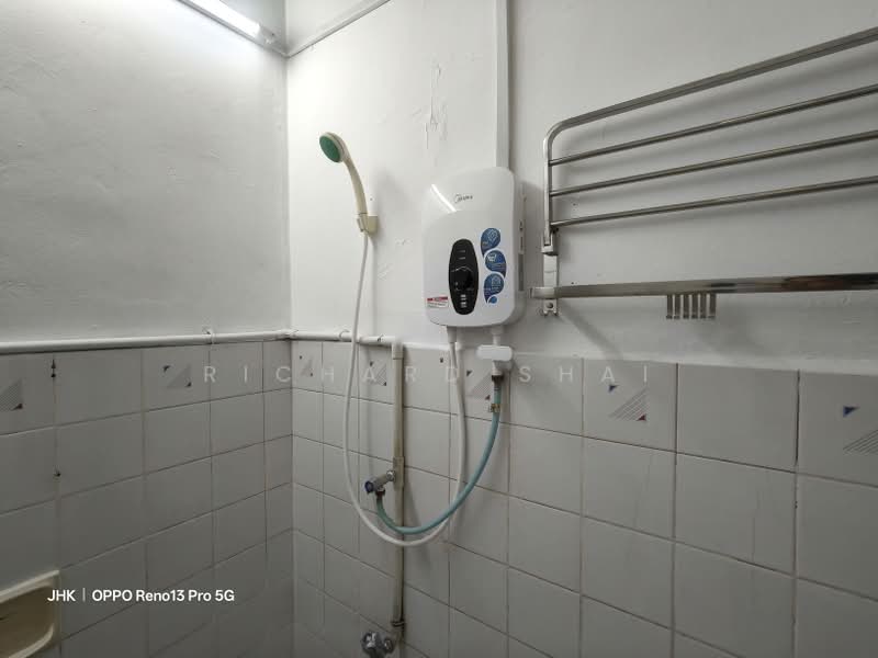 Rumah Teres 2 Tingkat untuk Disewa di Permas Jaya (Johor Bahru) - Richard Shai - Bathroom - PropertyGuru.com.my