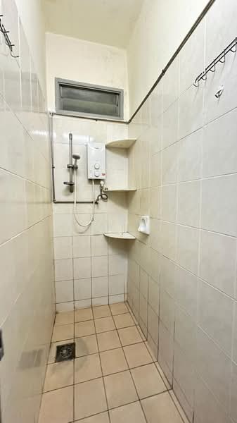 Pangsapuri untuk Disewa di Permai Jaya - Rainny Wong - Bathroom - PropertyGuru.com.my