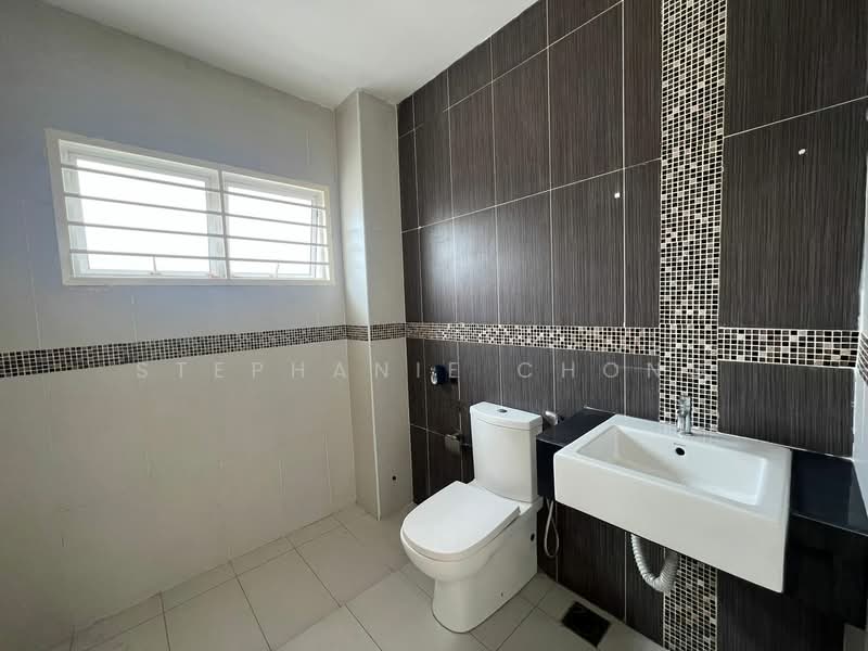 Rumah Berkembar untuk Dijual di Seksyen 13 (Shah Alam) - Stephanie Chong - Bathroom - PropertyGuru.com.my