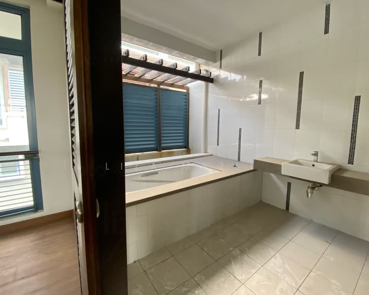 Rumah Teres 3 Tingkat untuk Dijual di Denai Alam (Shah Alam) - Liza Mazli - Master Bathroom - PropertyGuru.com.my