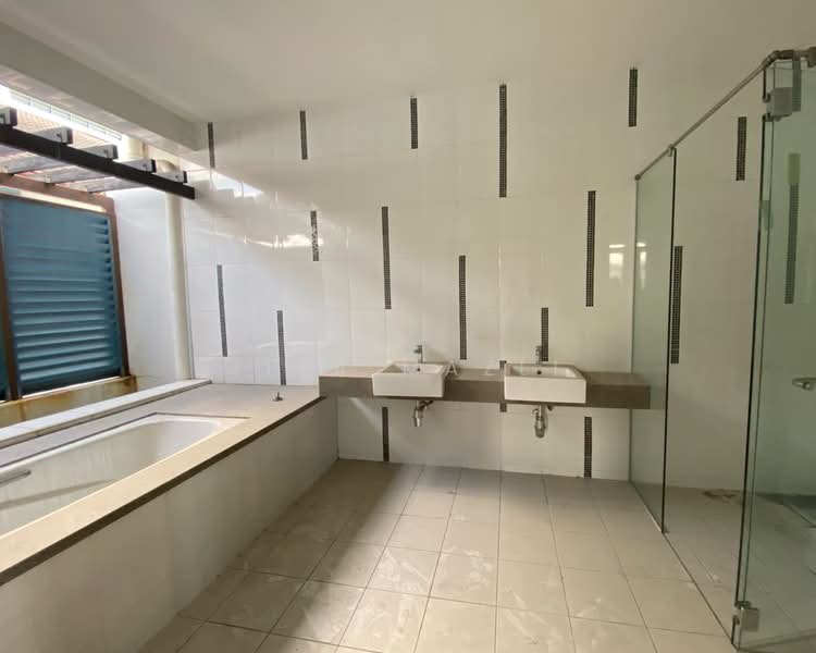 Rumah Teres 3 Tingkat untuk Dijual di Denai Alam (Shah Alam) - Liza Mazli - Master Bathroom - PropertyGuru.com.my