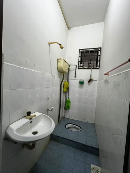 2-storey Terraced House for Sale in Taman Bersatu (Kulai) - Zack Chow - Bathroom - PropertyGuru.com.my