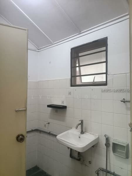 Rumah Teres 2 Tingkat untuk Disewa di Usj 5 (Subang Jaya) - Lydia Loo - Bathroom - PropertyGuru.com.my