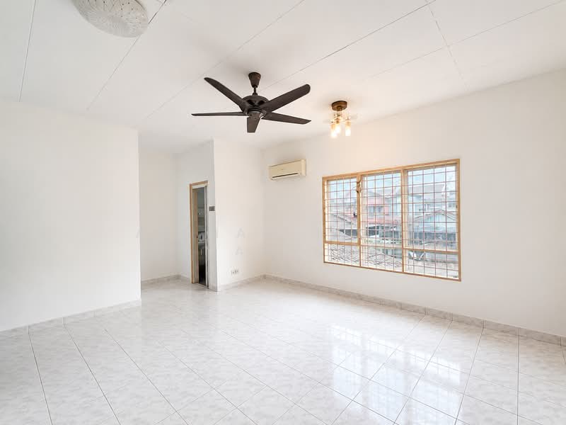 Terraced House for Sale in Bandar Botanic (Klang) - Aishah binti Marais - Master bedroom - PropertyGuru.com.my