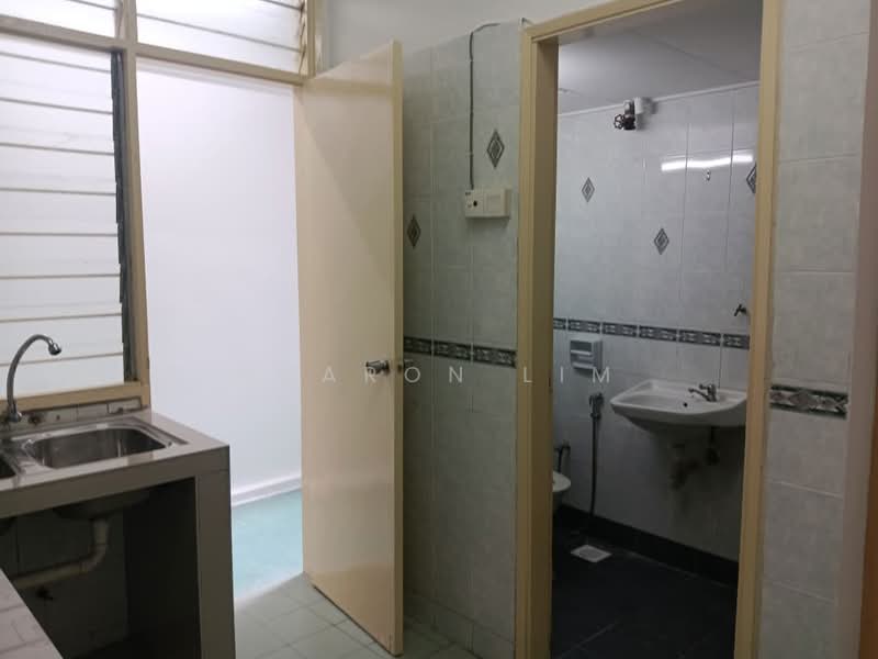 Pangsapuri untuk Disewa di Subang Perdana Goodyear Court 10 - Sharon Lim - kitchen/bathroom - PropertyGuru.com.my