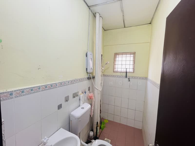 Apartment for Sale at Pangsapuri Bayu Suria (Summerfields Apartments) - Kenny Chong - Bathroom - PropertyGuru.com.my