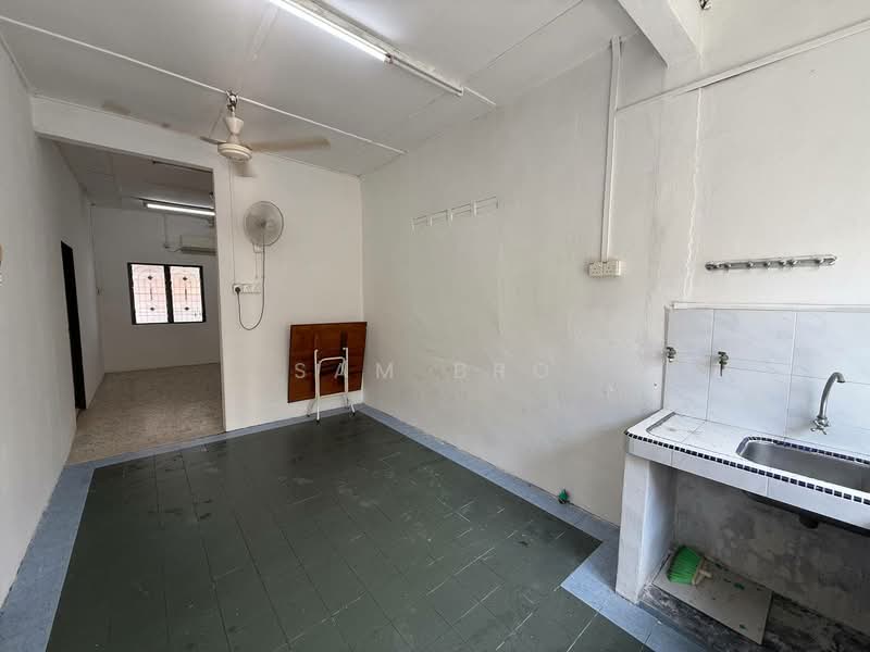 1-storey Terraced House for Sale in Taman Indah Jaya (Kluang) - Sam Bro - Kitchen - PropertyGuru.com.my