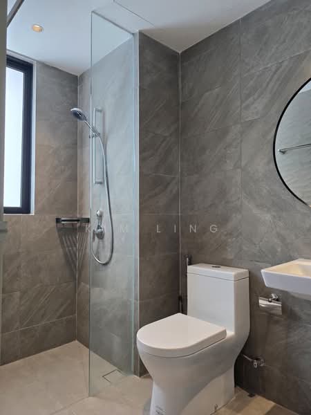 Servis Apartment untuk Disewa di Quinn Residence - Kim Ling - Master Bathroom - PropertyGuru.com.my