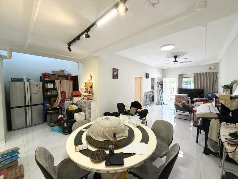 Rumah Teres 1 Tingkat untuk Dijual di Taman Ungku Tun Aminah (Skudai) - Sharon Ng - Living Room - PropertyGuru.com.my
