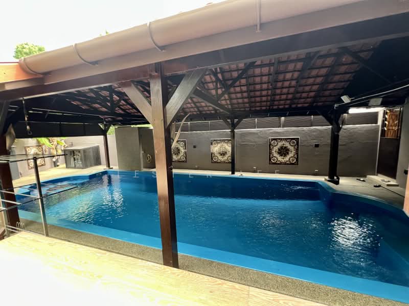 Rumah Teres 2 Tingkat untuk Dijual di Bukit Jelutong (Shah Alam) - Lester Lee - Pool - PropertyGuru.com.my