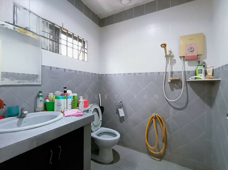 2-storey Terraced House for Rent in Taman Desa Cheng Perdana 1 (Cheng) - Wesley Tan - Bathroom - PropertyGuru.com.my