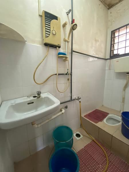 Rumah Bandar untuk Dijual di Taman Limbongan Permai (Klebang) - Woon . - Bathroom - PropertyGuru.com.my