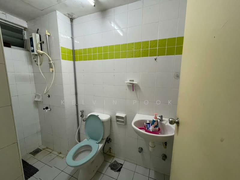 Condominium for Sale at Cyberia Crescent 1 - Kelvin Pook - Bathroom - PropertyGuru.com.my