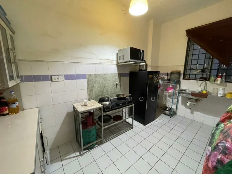 Condominium for Sale at Cyberia Crescent 1 - Kelvin Pook - Kitchen - PropertyGuru.com.my