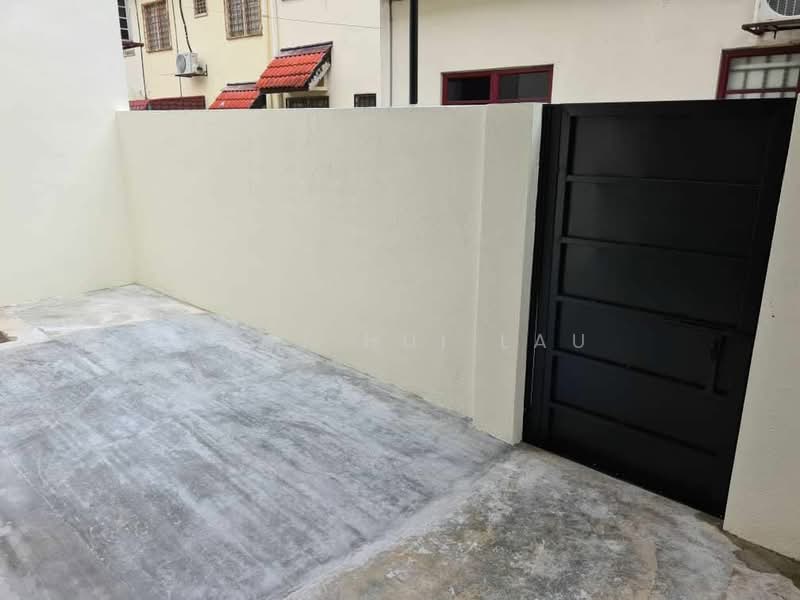 Rumah Teres 2 Tingkat untuk Dijual di Bandar Putra Permai (Seri Kembangan) - KENT HUI LAU - Exterior - PropertyGuru.com.my