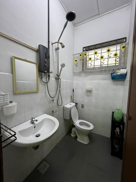 2-storey Terraced House for Sale in Taman Bersatu (Kulai) - Zoey Lee - Bathroom - PropertyGuru.com.my