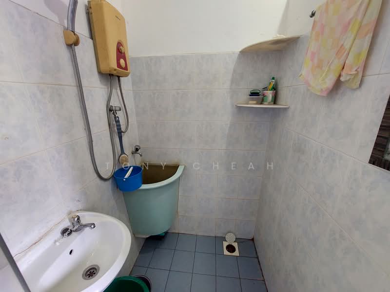 Flat for Sale at Pangsapuri Pelangi - Tony Cheah - Bathroom - PropertyGuru.com.my