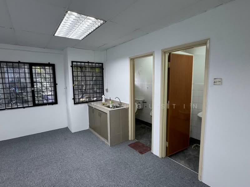 Kedai / Pejabat untuk Disewa di Pekeliling (Kuala Lumpur) - Jimmy Augustin - Bathroom - PropertyGuru.com.my