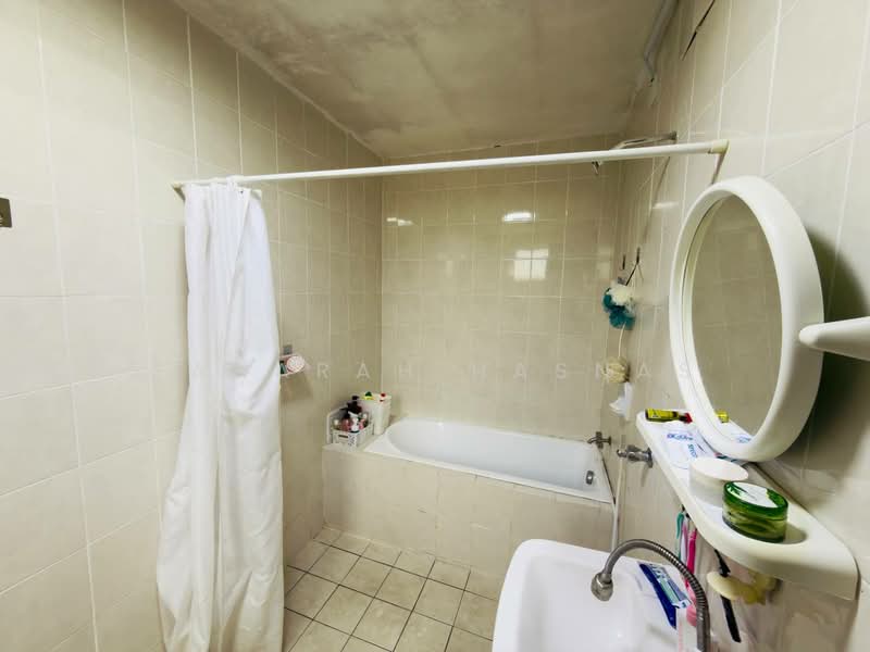 Bungalow for Sale in Bandar Tasik Senangin (Lenggeng) - Zaharah Hasnas - Bathroom - PropertyGuru.com.my