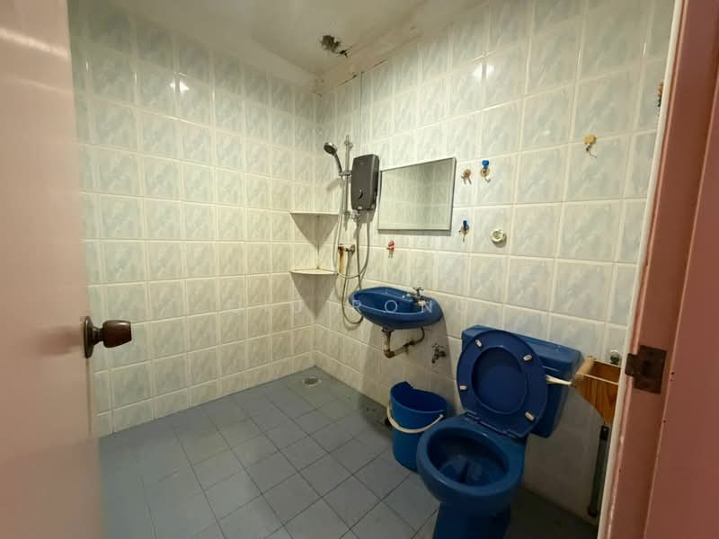 Rumah Teres untuk Dijual di Taman Pasifik Selatan (Batu Pahat) - Qiu Rong - Bathroom - PropertyGuru.com.my