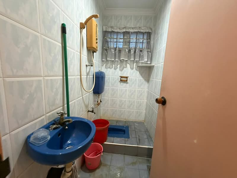 Rumah Teres untuk Dijual di Taman Pasifik Selatan (Batu Pahat) - Qiu Rong - Bathroom - PropertyGuru.com.my