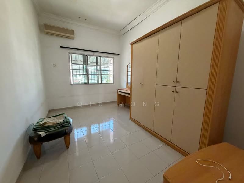 Rumah Teres 2 Tingkat untuk Dijual di Taman Maju (Batu Pahat) - Qiu Rong - Bedroom - PropertyGuru.com.my