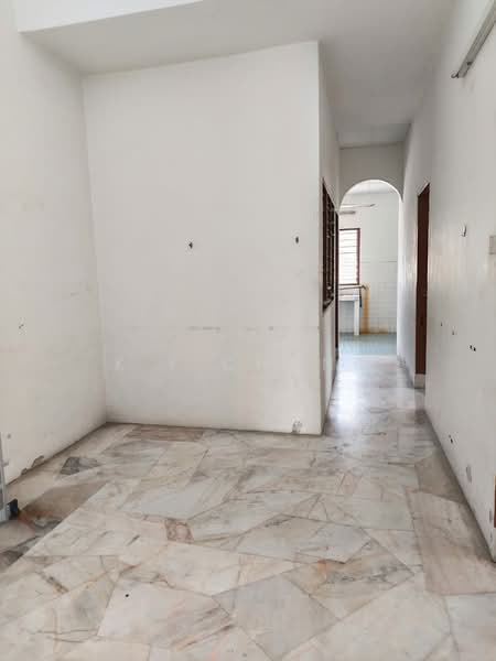 1-storey Terraced House for Sale in Ayer Tawar (Perak) - K F Chong - Corridor - PropertyGuru.com.my