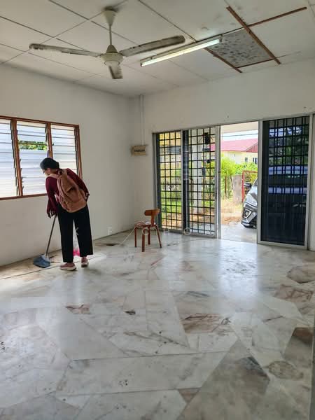 1-storey Terraced House for Sale in Ayer Tawar (Perak) - K F Chong - Living Room - PropertyGuru.com.my
