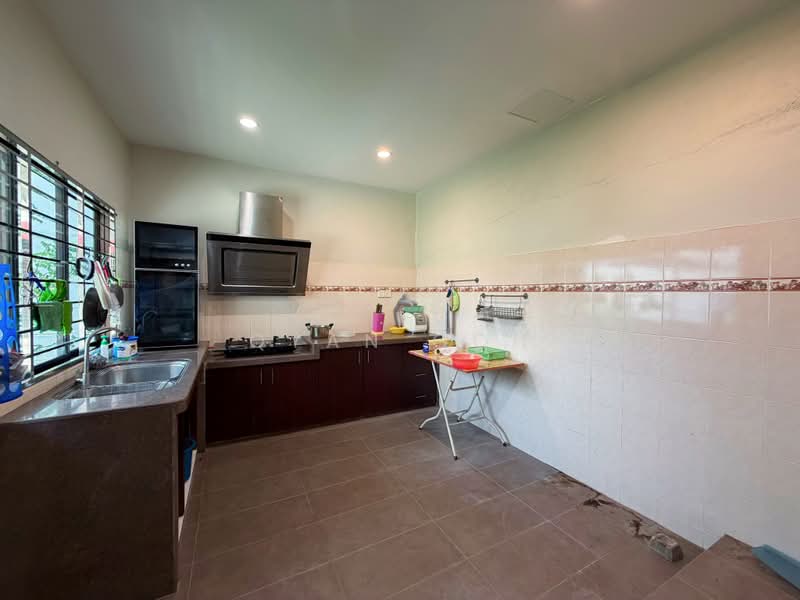 Semi-Detached House for Sale in Island Glades (Jelutong) - Qyan Goh - Kitchen - PropertyGuru.com.my