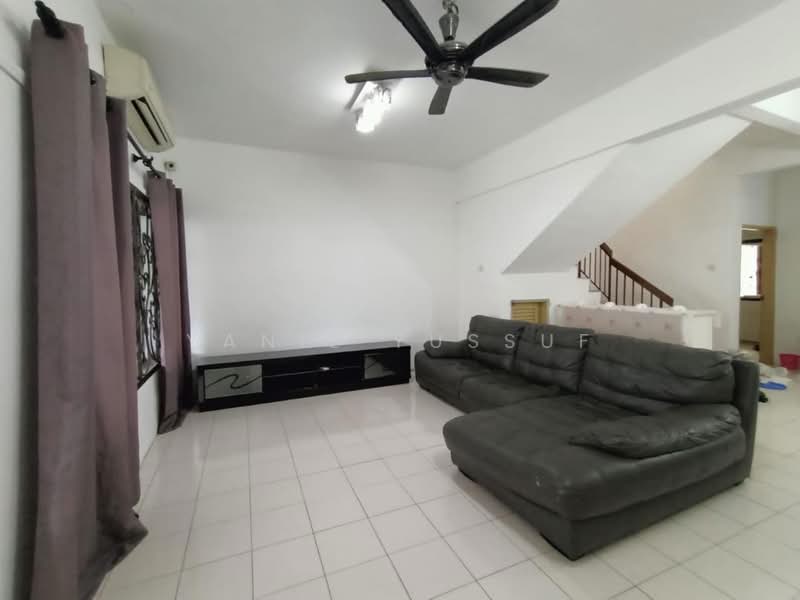 Rumah Teres 2 Tingkat untuk Dijual di Taman Puncak Jalil (Seri Kembangan) - Yanie Yussuf - Living Room - PropertyGuru.com.my