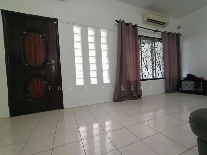 Rumah Teres 2 Tingkat untuk Dijual di Taman Puncak Jalil (Seri Kembangan) - Yanie Yussuf - Living Room - PropertyGuru.com.my