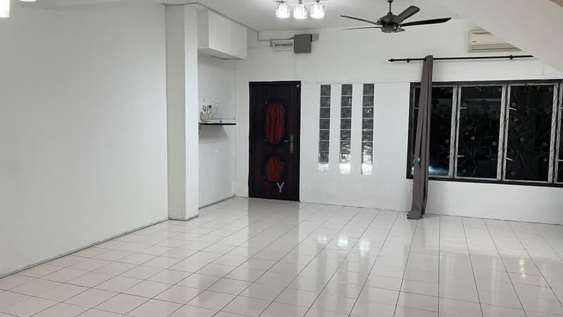 Rumah Teres 2 Tingkat untuk Dijual di Taman Puncak Jalil (Seri Kembangan) - Yanie Yussuf - Living Room - PropertyGuru.com.my