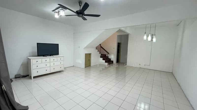 Rumah Teres 2 Tingkat untuk Dijual di Taman Puncak Jalil (Seri Kembangan) - Yanie Yussuf - Living Room - PropertyGuru.com.my