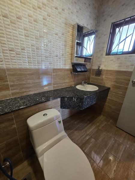 Semi-Detached House for Sale in Taman TTDI Jaya (Shah Alam) - Reiyn . - Bathroom - PropertyGuru.com.my