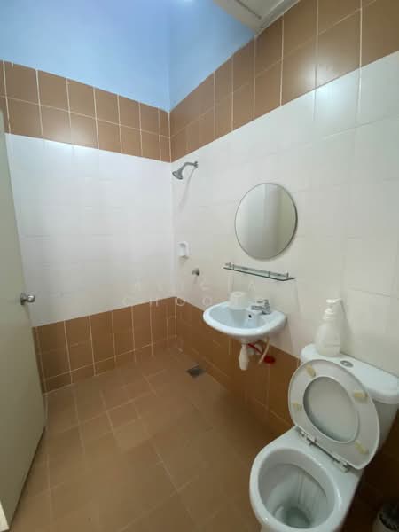 Rumah Teres untuk Disewa di Sungai Long (Bandar Sungai Long) - Alicia Choong - Bathroom - PropertyGuru.com.my