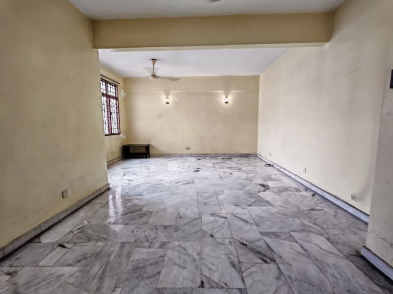 Pangsapuri untuk Dijual di Subang Perdana Goodyear Court 8 - Thomas Ngu - Living Room - PropertyGuru.com.my