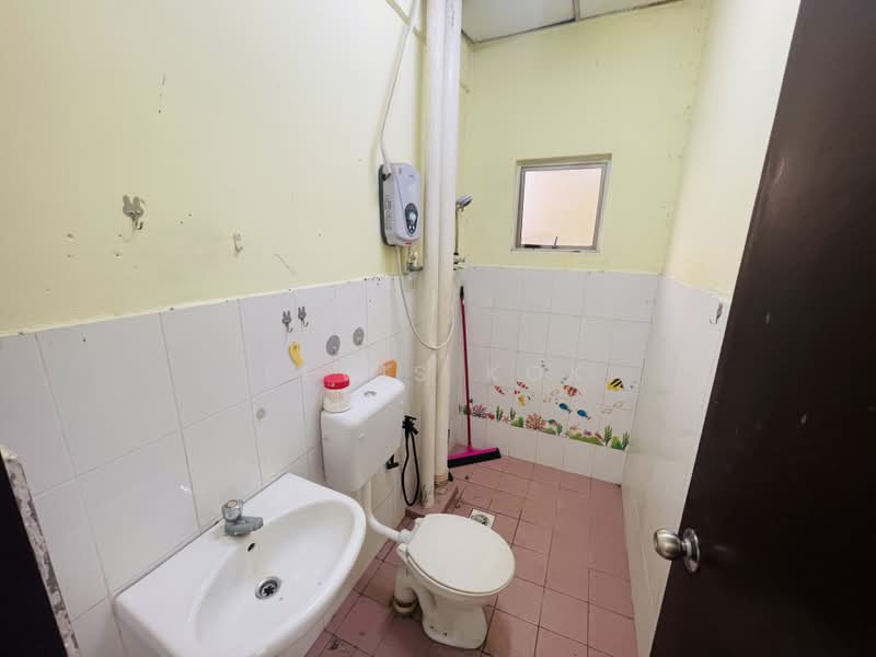 Apartment for Sale at Pangsapuri Bayu Suria (Summerfields Apartments) - Elvis Kok - Bathroom - PropertyGuru.com.my