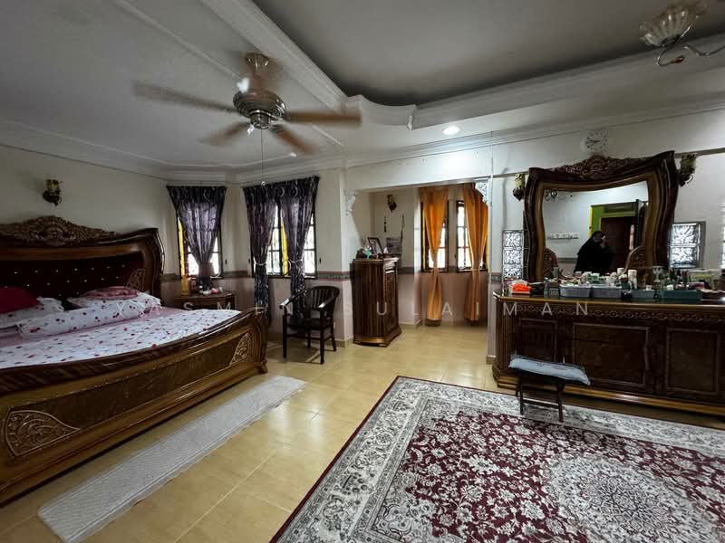 Bungalow for Sale in Taman Paroi Jaya (Paroi) - Yasmin Sulaiman - Master Bedroom - PropertyGuru.com.my