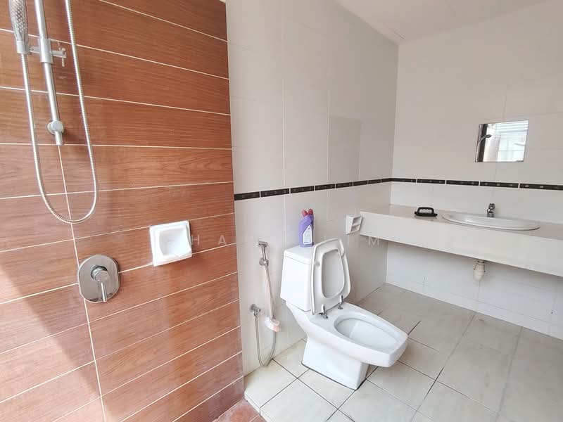 2-storey Terraced House for Sale in Bandar Sungai Long (Selangor) - Shawn Lim - Bathroom - PropertyGuru.com.my