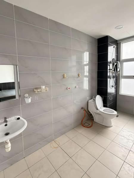 Service Residence for Sale at D'carlton (Residensi Seri Mega) - Han Yong Ang - Bathroom - PropertyGuru.com.my