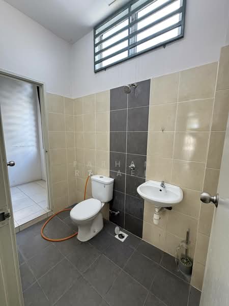Rumah Teres 2 Tingkat untuk Dijual di Bandar Mahkota Banting (Tanjong Duabelas) - Farhan Rafael - Bathroom - PropertyGuru.com.my