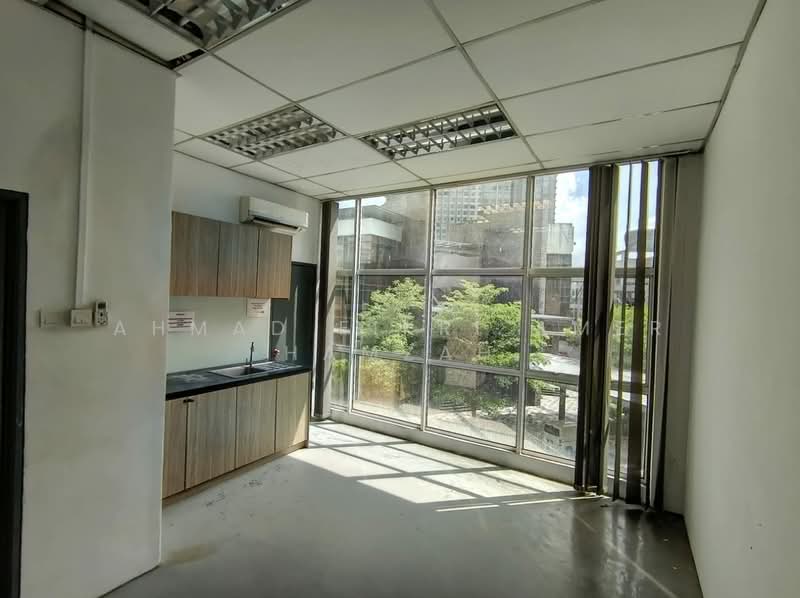 Office for Rent in Bandar Putra Permai (Seri Kembangan) - Ahmad Fikri Amer Hamzah - Kitchen - PropertyGuru.com.my