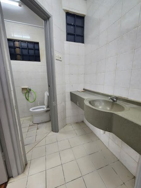 Rumah Teres 2 Tingkat untuk Disewa di Bandar Utama 10 (Bandar Utama) - Lisa Low - Bathroom - PropertyGuru.com.my
